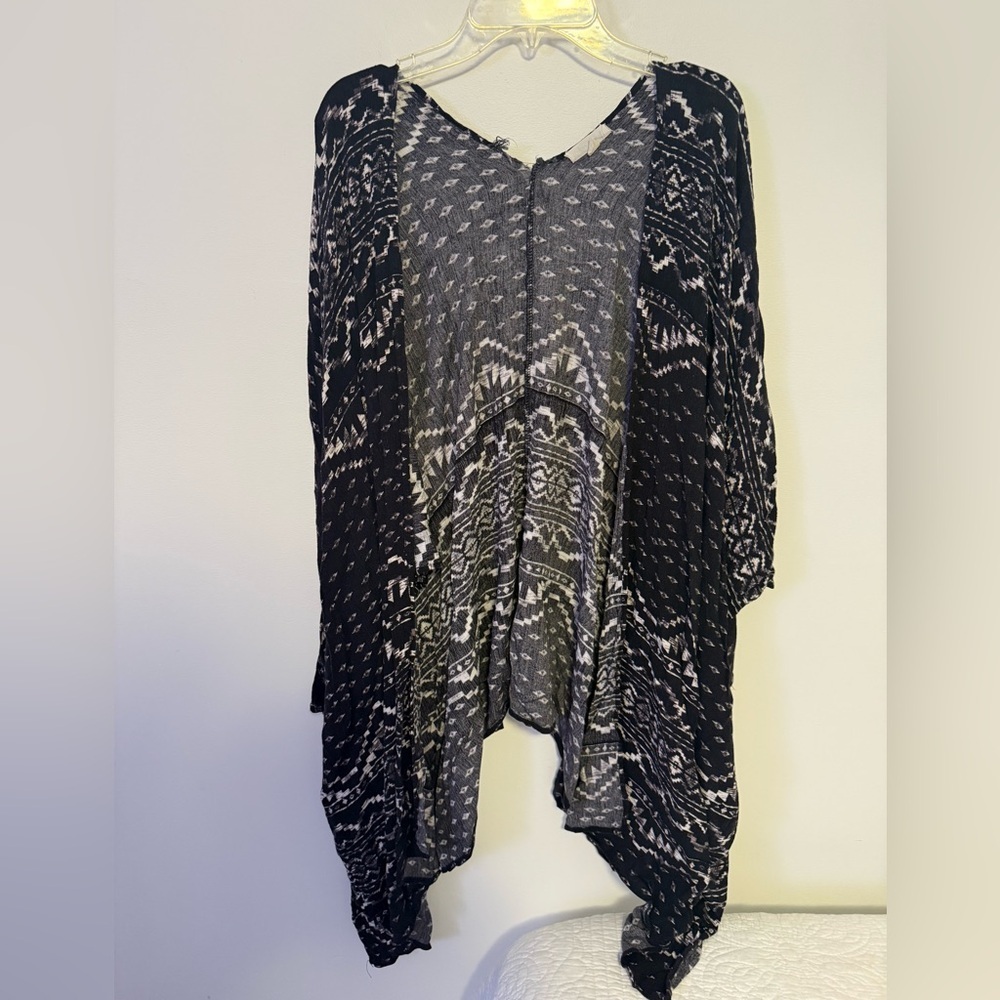 🎉2/$15 Stylish Black and White Patterned Top